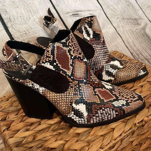 Qupid Shoes - New Qupid snake print slingback booties
